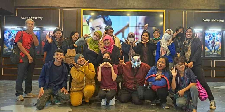 Foto bareng Komikers di Lobi Local Cinema Fatmawati (dokumentasi KOMiK Kompasiana)