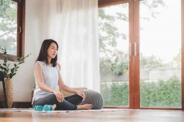 Melakukan yoga Untuk Rileksasi Pikiran | Sumber Shutterstock via Situs Alodokter