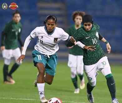 Pencetak gol Timnas Indonesia Wanita, Baiq Aminatun (kiri) berduel dengan pemain Timnas Arab Saudi Wanita, Minggu, 26 Februari 2023 (Instagram/pssi)