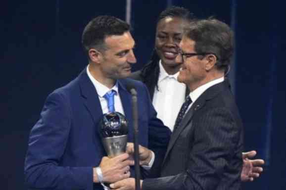 Lionel Scolani saat menerima tropy sebagai Pelatih Terbaik FIFA di Paris Prancis (28/2) dini hari WIB (foto: FIFA via Getty Images/Joe Maher/FIFA)