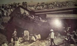 Kecelakaan kereta api sekitar tahun 1920 di Jawa (sumber: Sepoer Oeap di Djawa Tempo Doeloe-Olivier Johannes Raap)