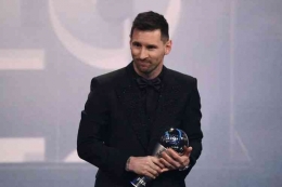 Lionel Messi dan trofi Pemain Terbaik FIFA 2022: AFP/Franck Fife