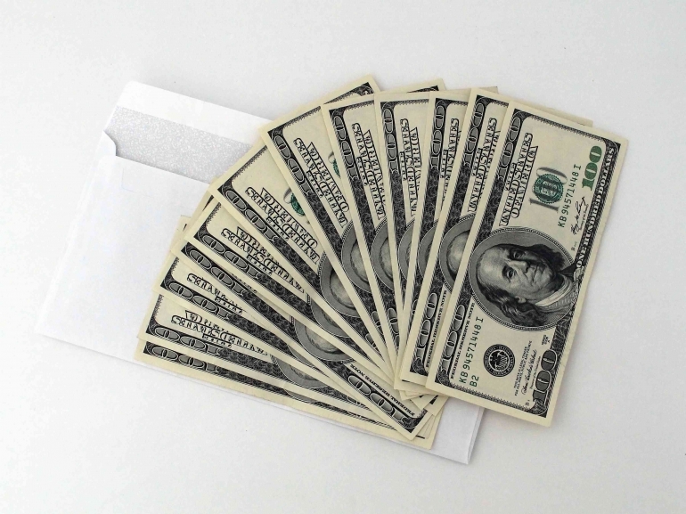100 U.s. Dollar Banknotes oleh Pixabay dari Pexels 