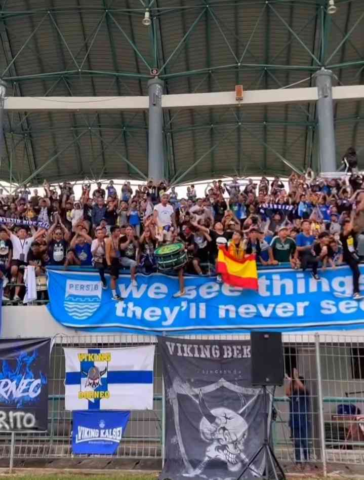 Bobotoh mendukung Maung Bandung saat bertandang melawan Barito Putera (sumber poto: instagram @persib)