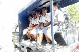 Angkot, transportasi publik andalan anak sekolah di Kulang, NTT (dok foto: antaranews.com)