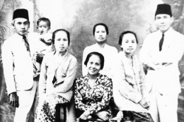 Bung Karno (kanan) dan Inggit (duduk tengah) bersama teman-teman mereka di Bengkulu tahun 1940. (Sumber: screenshoot via kompas.com) 