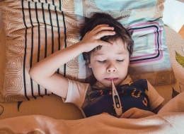 Pantau secara teratur kondisi suhu tubuh anak saat demam (foto milik pixabay.com)