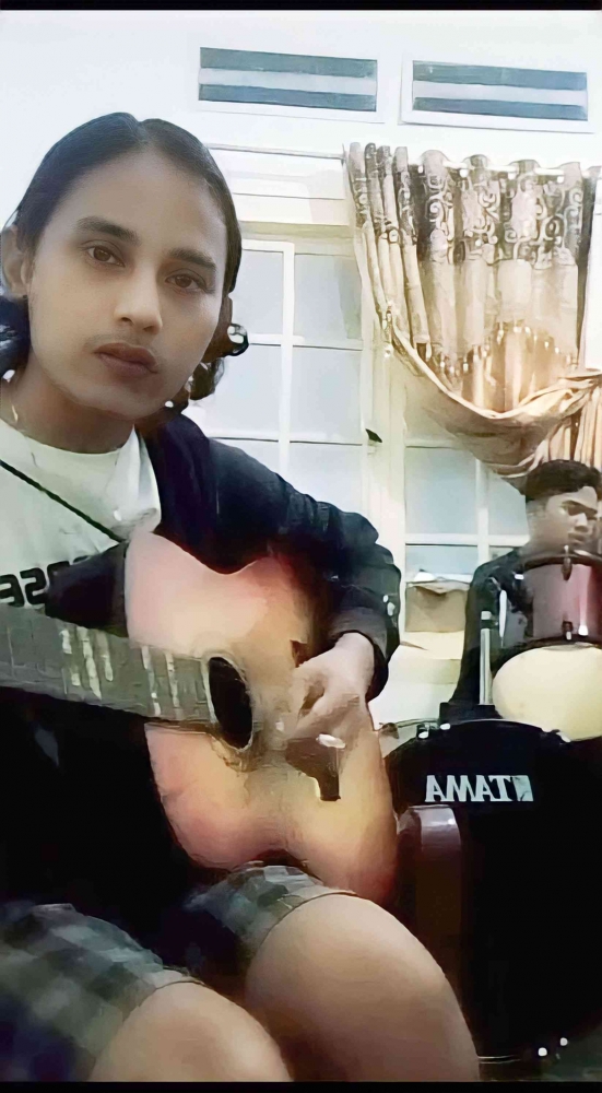 Alda Daulay Latihan Band Dengan Gitarisnya./Dokpri