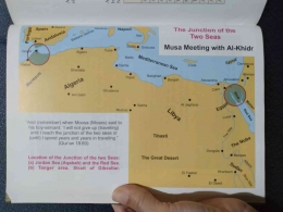 Pertemuan Nabi Musa dan Nabi Khidir dalam buku Atlas Of The Qur'an penerbit Darussalam. Dokumen pribadi.