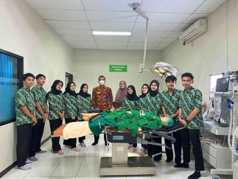 Dosen Spesialis Medikal Bedah Prima Trisna Aji berfoto bersama mahasiswa Anestesiologi UMP Purwokerto/Foto : Dokpri