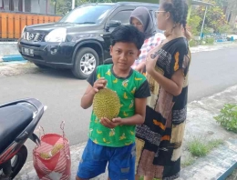 Ada yang beli walo durian lokal. | Dokumen pribadi
