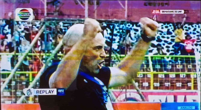 Ekspresi pelatih PSM Makassar, Bernardo Tavares terhadap gol yang dicetak Wiljan Pluim. Sumber Gambar: Dok. pribadi captured on live Ch Indosiar