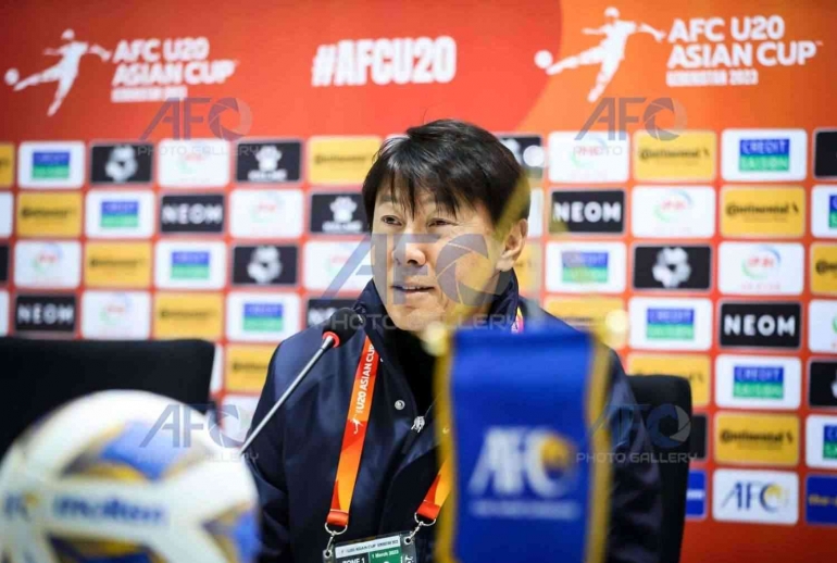 Pelatih tim Indonesia U20 Shin Tae Yong memberikan keterangan media setelah pertandingan melawan Irak ( AFC AFG official photo )