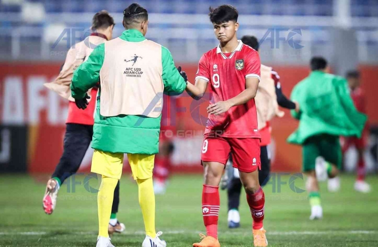 Striker timnas Indonesia U20 Hokky Caraka bersalaman dengan pemain Irak. ( AFC AFG official photo ) 