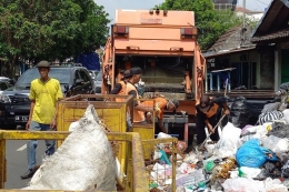 Sampah di TPS Hayam Wuruk, Kota Yogyakarta, mulai diangkut dengan truk-truk sampah, Kamis (12/5/2022)(KOMPAS.COM/WISANG SETO PANGARIBOWO)