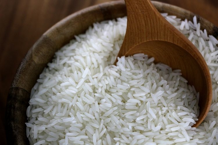 Ilustrasi beras di dalam mangkuk kayu.| Dok Shutterstock/Agri Food Supply via Kompas.com