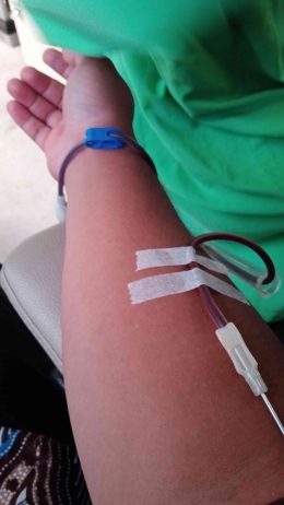 Penulis saat donor darah, Hb saat donor 16 gr/dL%, 27/02/2023 di Bus Donor PMI Lumajang (dokpri)