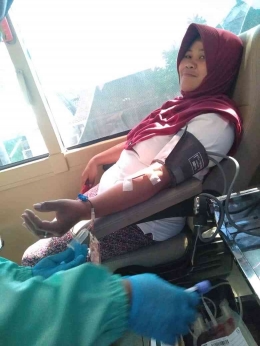 Ibunda saat donor darah ke-8 kali, 27/02/2023 di Bus Donor PMI Lumajang (dokpri)
