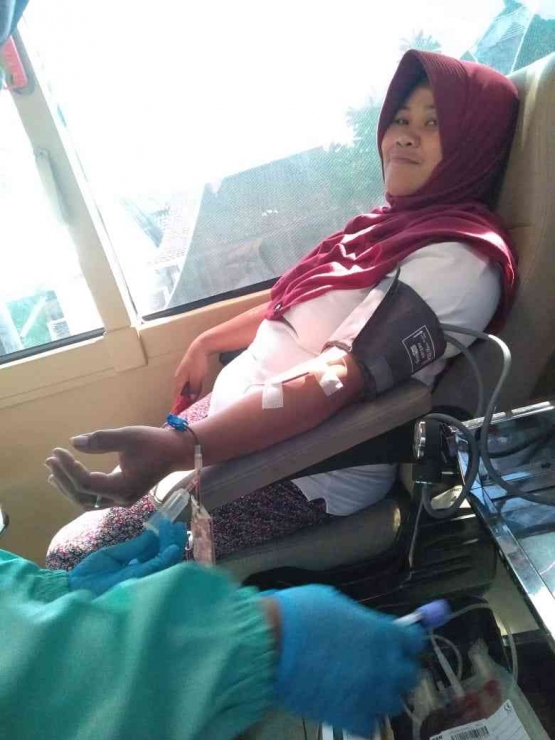 Ibunda saat donor darah ke-8 kali, 27/02/2023 di Bus Donor PMI Lumajang (dokpri)