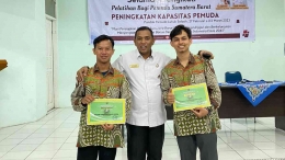 Kiri (Zanggi) Tengah (Bapak Alfiandri SS., MM Selaku Sekretaris Umum Dispora Sumbar) Kanan (Beni saputra) Dok. Pribadi