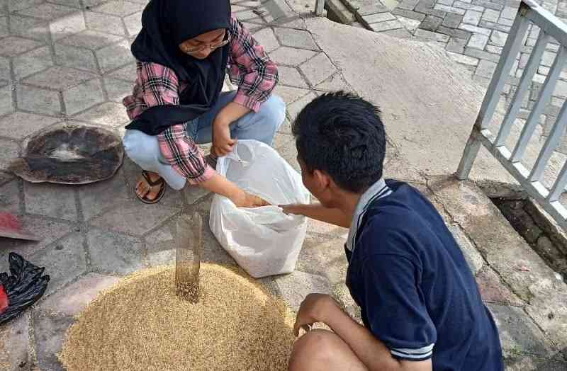 Mahasiswa KKN UISI Sosialisasi Dan Demonstrasikan Pemanfaatan Limbah ...