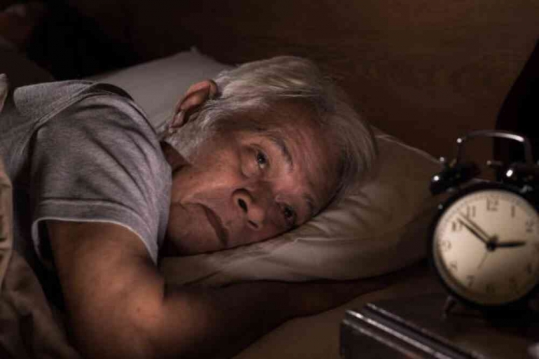 https://www.istockphoto.com/id/foto/seorang-pria-senior-depresi-berbaring-di-tempat-tidur-tidak-bisa-tidur-dari-insomnia-gm1162939759-319167529?phrase