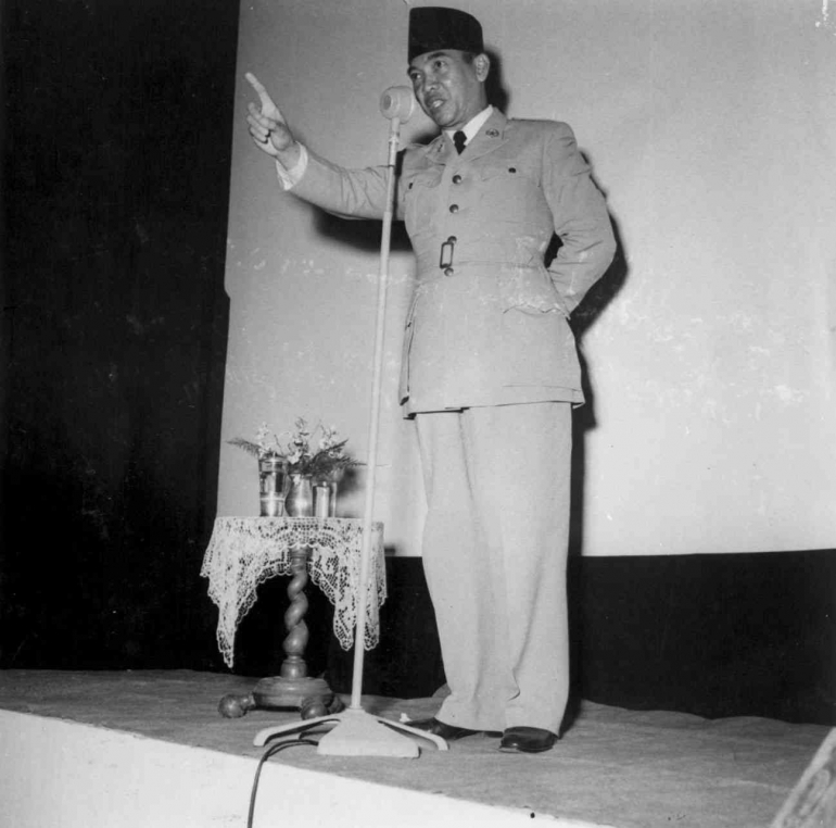 Presiden Sukarno sedang memberikan amanat, Sumber: ANRI, SKR 501