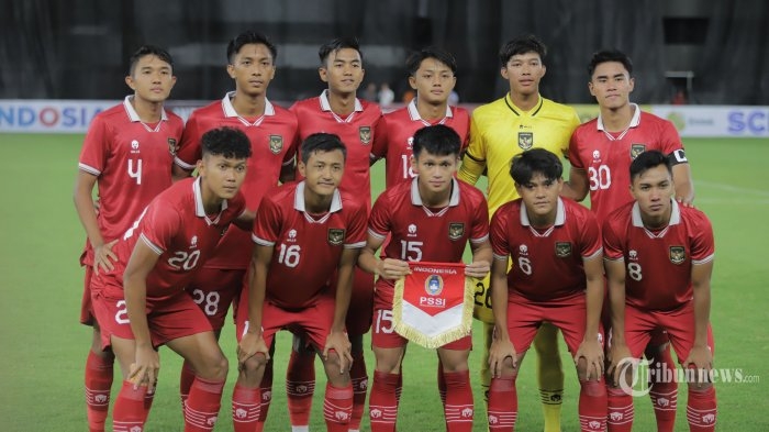 Tim Nasional U-20 Indonesia berpose sebelum bertanding melawan Tim Nasional U-20 Guatemala dalam pertandingan uji coba internasional di Stadion Utama Gelora Bung Karno (SUGBK), Senayan, Jakarta, Selasa (21/2/202).| TRIBUNNEWS/HERUDIN