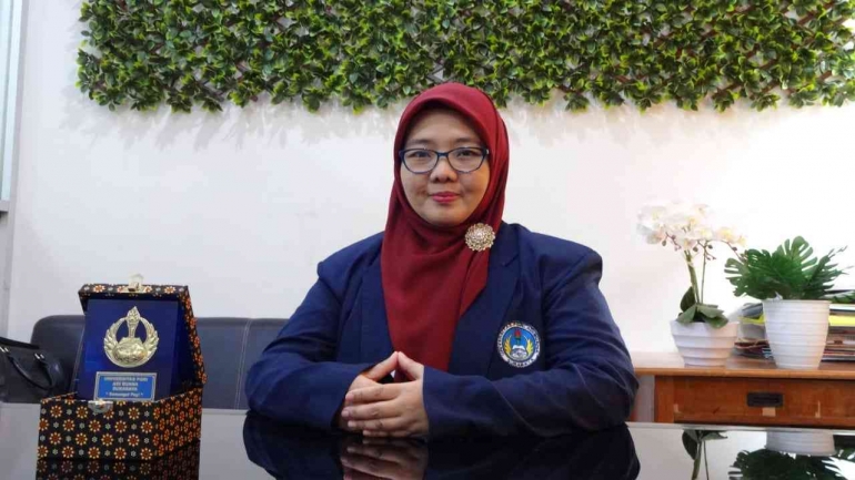 Dekan Fakultas Teknik Dr. Yunia Dwie Nurcahyanie, MT