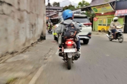 Hindari main lato-lato saat berkendara. (Foto Akbar Pitopang)