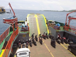 Deretan sepeda motor di kapal fery penyeberangan Lombok - Sumbawa| Dokumentasi pribadi