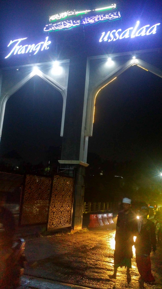 Suatu malam di gerbang masuk area pesantren di Tranqil Temboro, Magetan, Jawa Timur (Dok. pribadi)