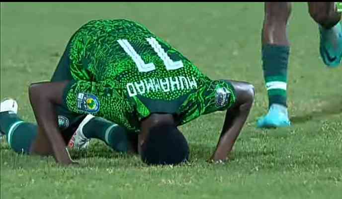 Pemain Nigeria Ibrahim Muhammad sujud syukur setelah Nigeria menang 1-0 (foto: tangkapan layar youtube Micael) 