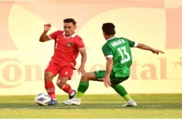 Pemain Indonesia (merah) lepas dari hadapan pemain Irak di laga pertama, dimana Indonesia harus tunduk 0-2 dari Irak (foto: dok.PSSI)