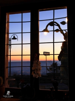 Pesona sunrise dari balik jendela. Sumber: dokumentasi pribadi
