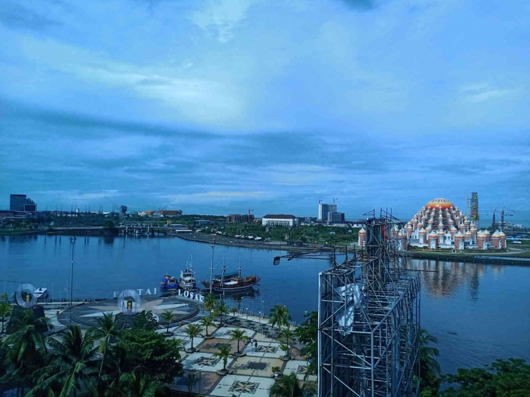 Pemandangan dari lantai 7 Hotel Almadera Makassar. Sumber Foto: Dok. Pribadi.