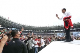 Presiden Jokowi hadiri acara relawan di GBK. (Sumber foto: Kompas.com)