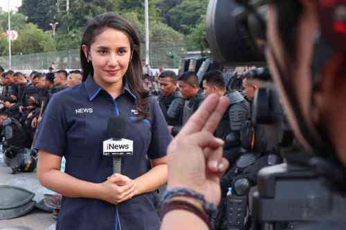 Shafinaz, news anchor RCTI, kerap membawakan berita di Seputar iNews Pagi. Sumber foto Okezone.com