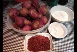 Persiapkan bahan-bahannya terlebih dahulu. Bahan utamanya adalah ubi. | Foto: Wahyu Sapta.