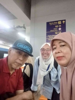 bersama Pak Sutiono dan mbak Denik di stasiun Manggarai, dok:@denik