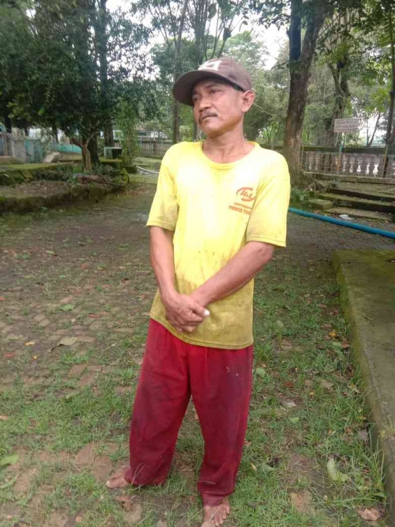 Bapak Warsidi petugas di Taman Buaya,dokpri:@hiquds