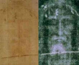 Foto perbandingan Kain Kafan dari Turin asli dengan tampilan foto negatif (Sumber: via wikipefia.org) 