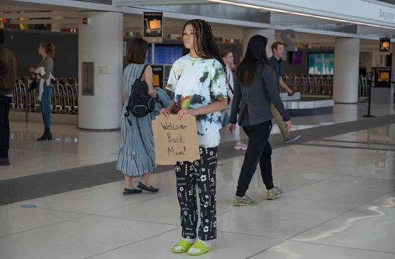 June yang menunggu kedatangan ibunya, Grace berjam-jam di bandara tanpa hasil. Sumber: IMDb
