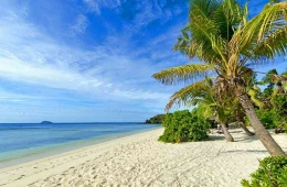 Sebuah pantai di Pulau Mamanuca, Fiji. Salah satu destinasi wisata andalan di negara itu. Sumber: www.planetware.com