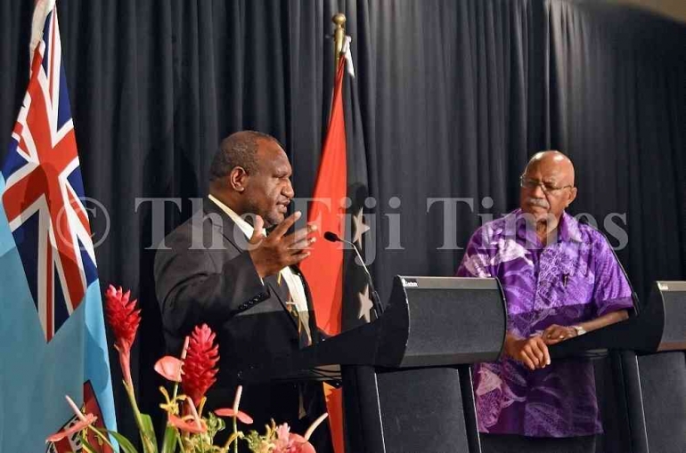 PM Papua Nugini James Marape (kiri) dan PM Fiji Sitiveni Rabuka (kanan) dalam konferensi pers di Hotel Grand Pacific, Suva, Fiji. Sumber: Jonacami Lalakobau / www.fijitimes.com