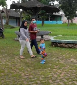Keluarga Pak Nanda memilih hiling akhir pekan di Taman Buaya(dokpri)