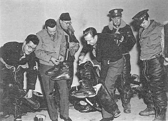 Homer Bigart (lima dari kiri) dalam sebuah pelatihan tempur. Foto: Wiki Commons