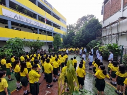 Siswa-siswi Amore Prime School sedang mengikuti apel pagi sekaligus berdoa dan mendengarkan motivasi dari Kepala Sekolah TK - SMA | Foto; Multimedia