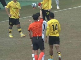 Asnawi Mangkualam mendapatkan kartu merah setelah melakukan pelanggaran keras terhadap pemain Gyeongnam. (twitter.com/medioclubID)