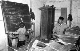 Presiden Sukarno sedang memeriksa sekolah rakyat di Desa Pangkal, Madiun pada 21 September 1952. Sumber: ANRI Kempen Jawa Timur 520921 HB 2-5